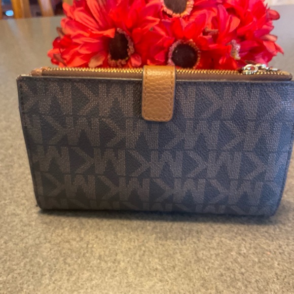 Michael Kors wallet - Picture 5 of 9